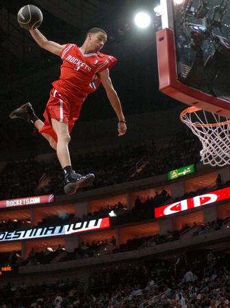 苏超冠军泰州队主教练莅临指导学校足球队员垫球运球技术！（苏超冠军泰州队主帅走进校园，亲授垫球与运球技巧）