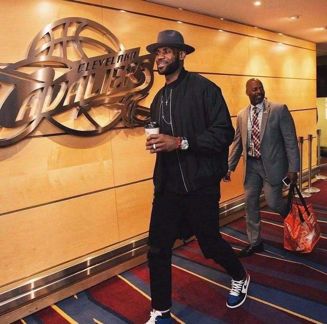 感谢俱乐部，U16国少球员身穿各自俱乐部训练服拍摄全家福（U16国少身着各队训练服集体合影，致谢俱乐部）